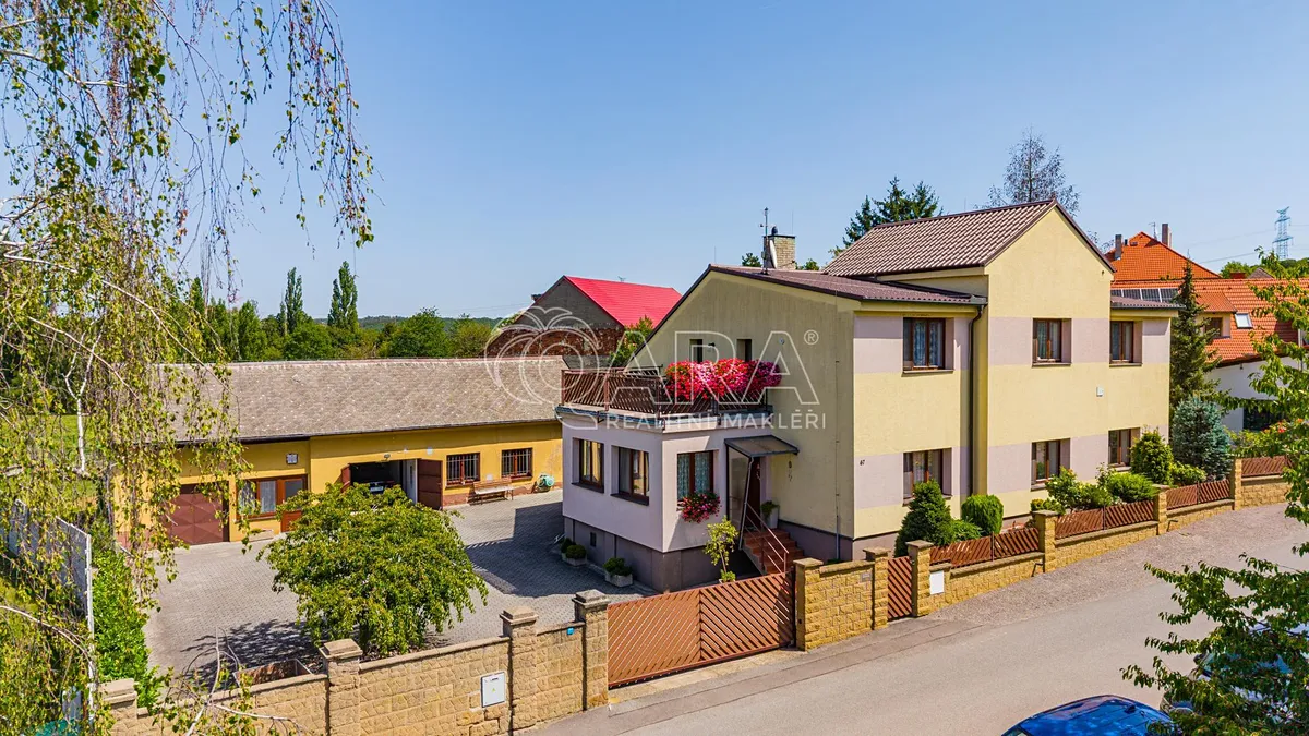 Prodej rodinného domu 320 m², pozemek 1701 m²